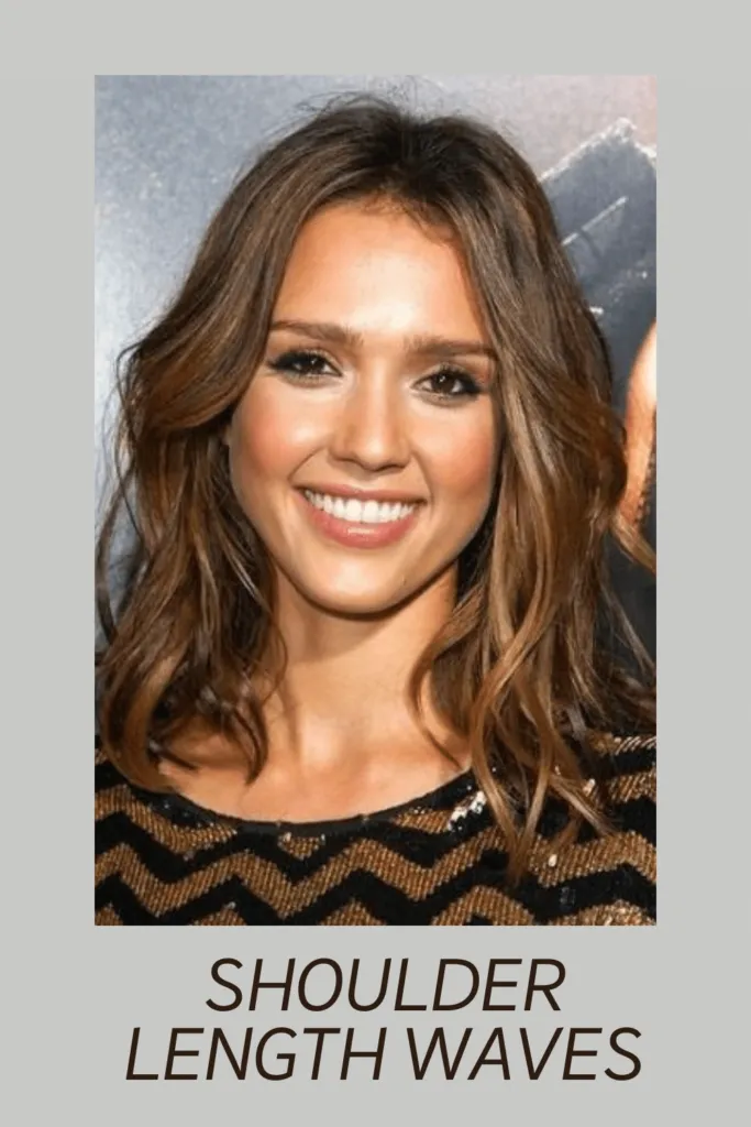 A smiling women black and golden dress posing for camera and showing her Shoulder length waves hairstyle A smiling women black and golden dress posing for camera and showing her Shoulder length waves hairstyle - Haircut for Oval face