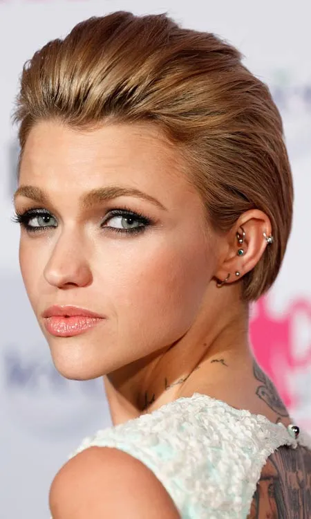 A girl in white dress showing the side view of her Pushed Back Bob hairstyle A girl in white dress showing the side view of her Pushed Back Bob hairstyle - hairstyle for women