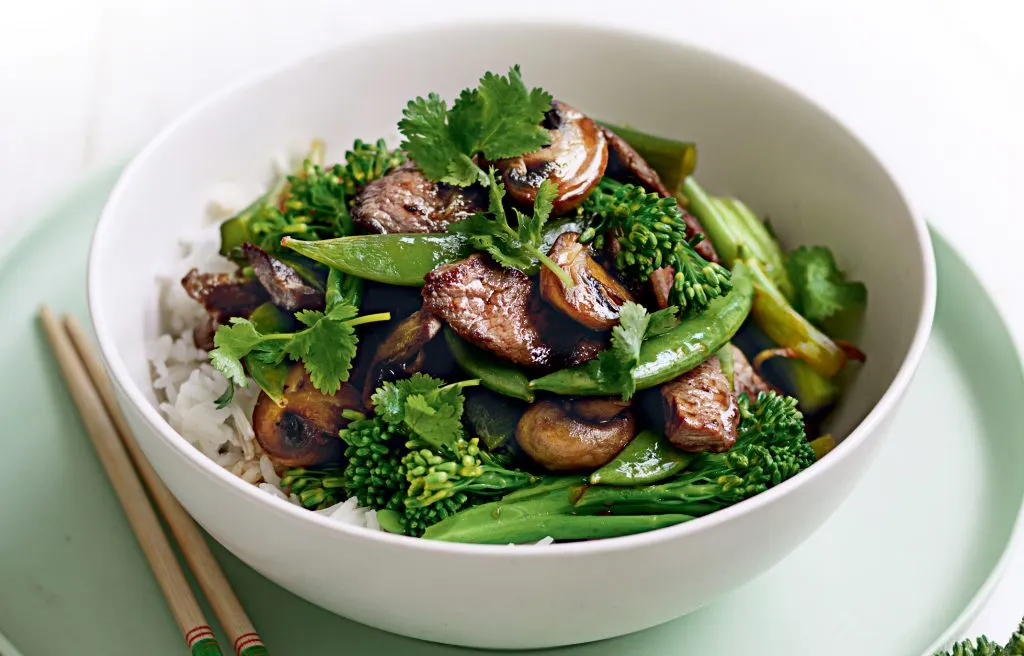 Flat Iron Steak with Shallots and Broccolini serving in a white bowl Flat Iron Steak with Shallots and Broccolini serving in a white bowl - dinner ideas for bodybuilders