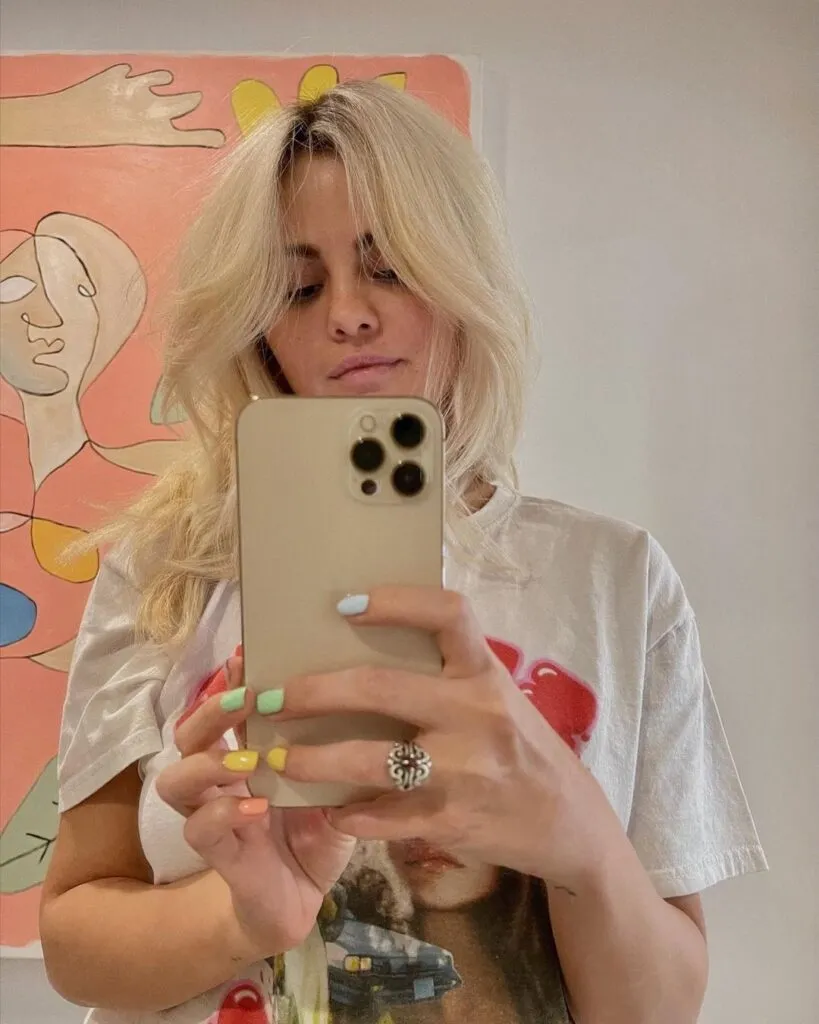 selena gomez in grey and red printed t-shirt posing for a selfie and showing her Platinum Blonde Locks selena gomez in grey and red printed t-shirt posing for a selfie and showing her Platinum Blonde Locks - Selena Gomez Hairstyles
