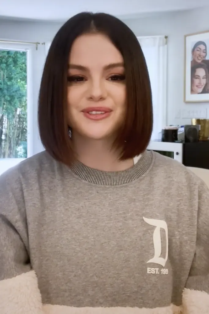 selena gomez in grey round neck top smiling and posing for camera and showing her blunt bob haircut selena gomez in grey round neck top smiling and posing for camera and showing her blunt bob haircut - selena gomez short hair