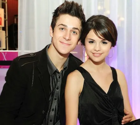 Selena Gomez and David Henrie in black matching outfit posing for camera Selena Gomez and David Henrie in black matching outfit posing for camera - selena gomez short hair