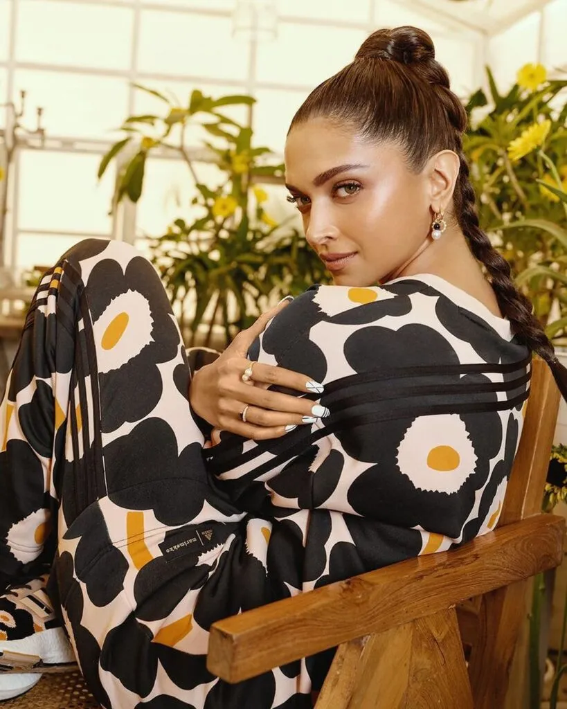 Deepika Padukone in Black and white dress sitting on a chair and showing her Braided High Ponytail Deepika Padukone in Black and white dress sitting on a chair and showing her Braided High Ponytail - Deepika Padukone latest hairstyles
