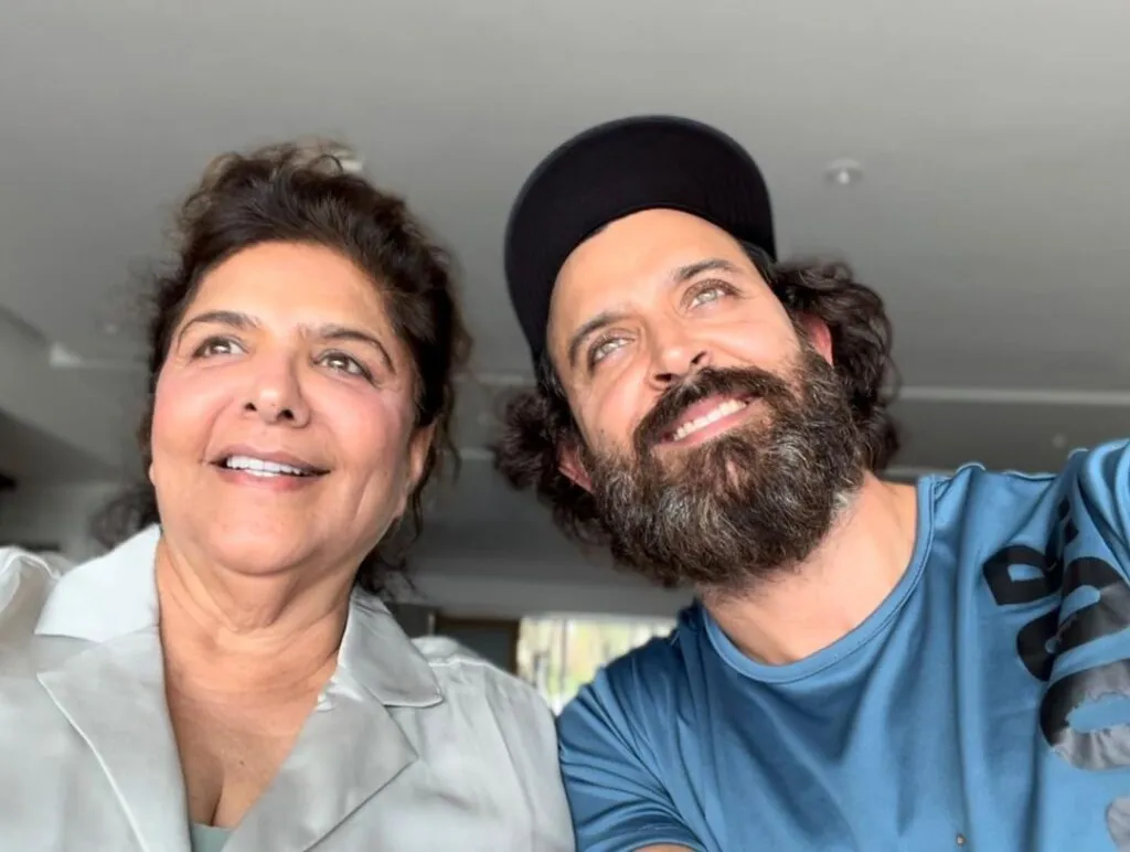 Hritik Roshan in blue t-shirt and a cap posing for a selfie with her mother Hritik Roshan in blue t-shirt and a cap posing for a selfie with her mother - Indian actors without makeup