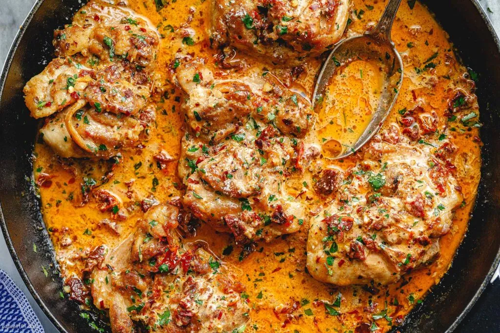 Skillet Parmesan Chicken Thighs serves in a black bowl Skillet Parmesan Chicken Thighs serves in a black bowl - dinner ideas for bodybuilders