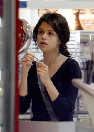 Selena Gomez in V-neck black t-shirt Selena Gomez in V-neck black t-shirt - Selena Gomez without makeup pics