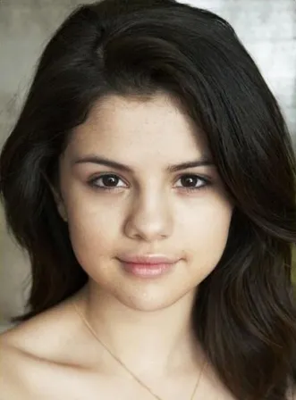Selena Gomez without makeup posing for a selfie Selena Gomez without makeup posing for a selfie - Selena Gomez Age