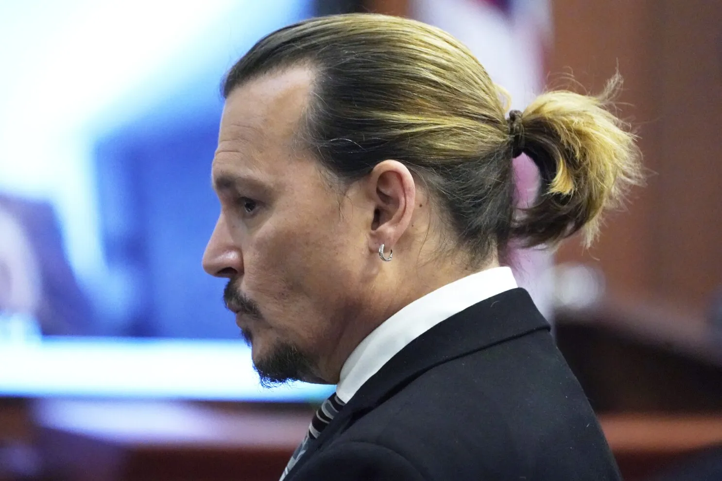Johnny Depp in black coat with white shirt showing the side view of his ponytail Johnny Depp in black coat with white shirt showing the side view of his ponytail - Johnny Depp latest hairstyles