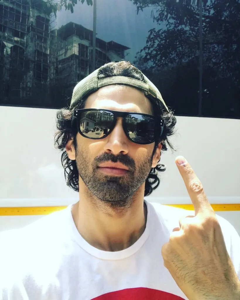 Aditya Roy Kapoor in white t-shirt with goggles and cap posing for a selfie Aditya Roy Kapoor in white t-shirt with goggles and cap posing for a selfie - bollywood actors no makeup look