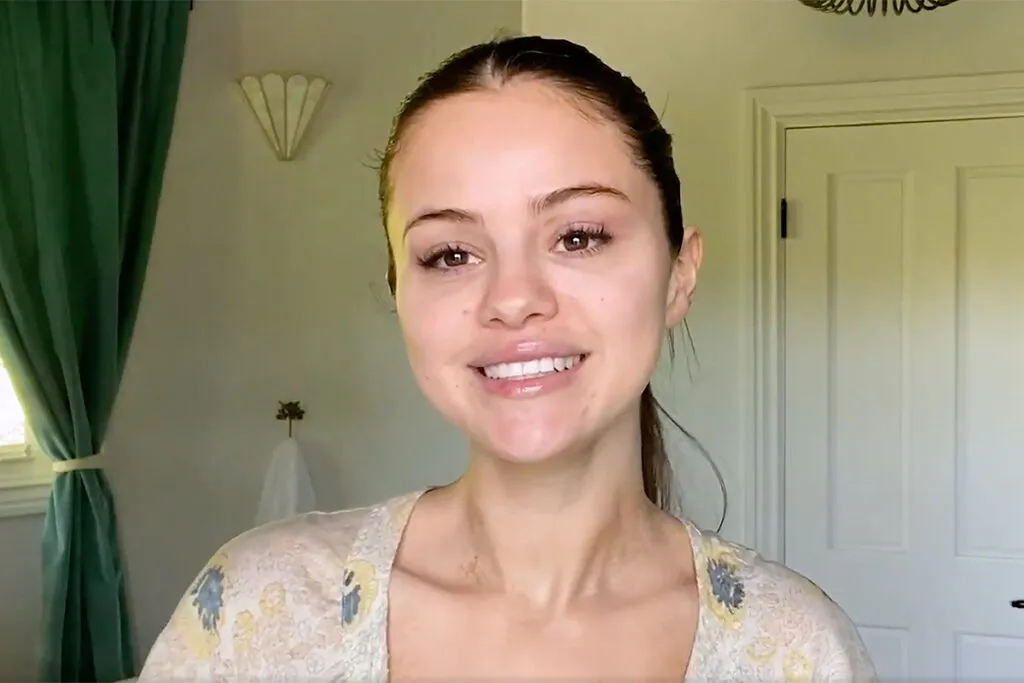 Smiling Selena Gomez without makeup posing for a selfie Smiling Selena Gomez without makeup posing for a selfie - Selena Gomez