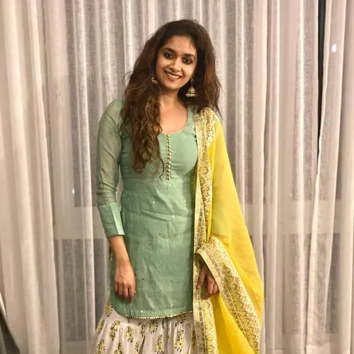 Keerthi Suresh in light green kurta with yellow dupatta posing for a no make up pic Keerthi Suresh in light green kurta with yellow dupatta posing for a no make up pic - no 1 actress in south india