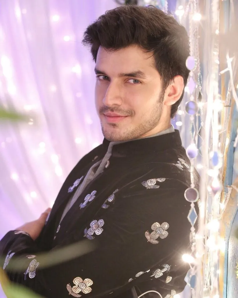 Paras Kalnawat in black and white embroided coat posing for camera Paras Kalnawat in black and white embroided coat posing for camera - most handsome tv serial actor in india