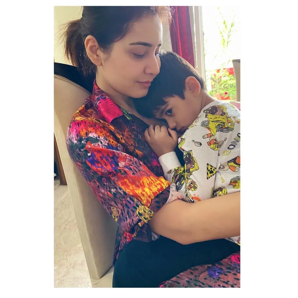 Raashi Khanna in multi color printed shirt with her nephew Raashi Khanna in multi color printed shirt with her nephew - tollywood actresses without makeup