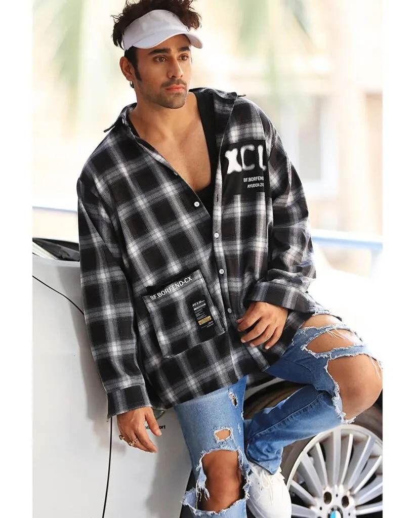 Pearl V Puri inn black and white lining shirt with blue rip jeans and white cap posing for camera Pearl V Puri inn black and white lining shirt with blue rip jeans and white cap posing for camera - most handsome tv actor