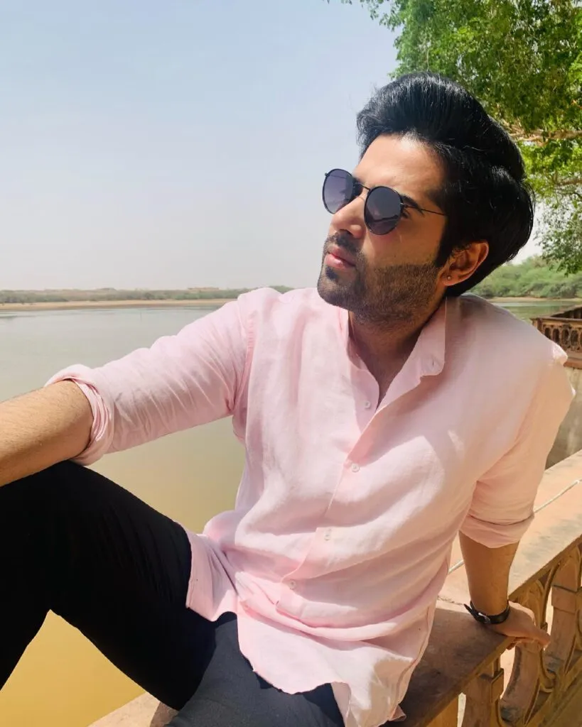 Kinshuk Mahajan in pink shirt with black trouser and googles with hat posing for camera Kinshuk Mahajan in pink shirt with black trouser and googles with hat posing for camera - most handsome tv actor