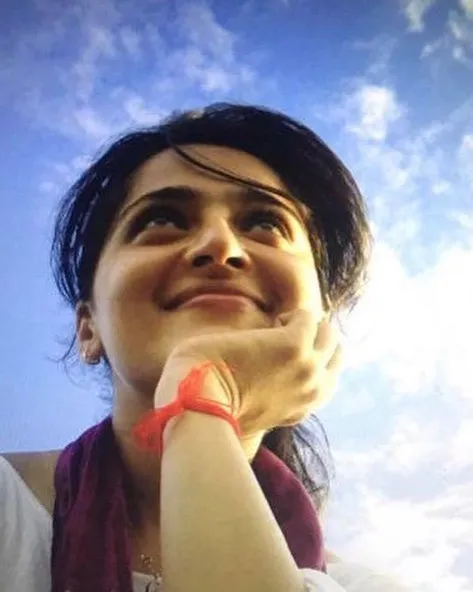 Smiling Anuskha Shetty in white Kurta and purple stole posing for a no makeup selfie Smiling Anuskha Shetty in white Kurta and purple stole posing for a no makeup selfie - no 1 actress in south india