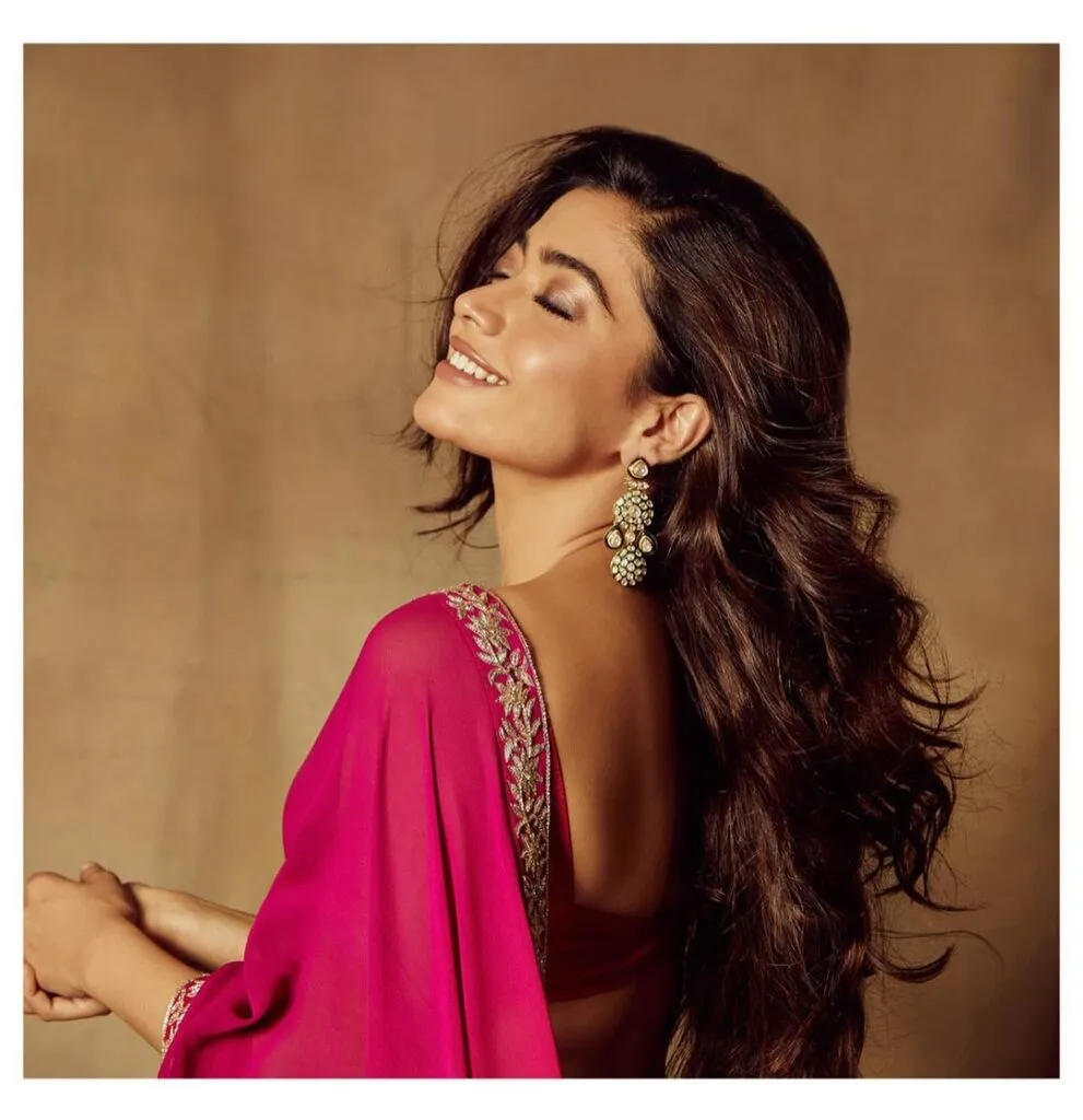 Rashmika Mandana in pink saree saree with long earrings posing for camera Rashmika Mandana in pink saree saree with long earrings posing for camera - Bollywood actresses with short hair