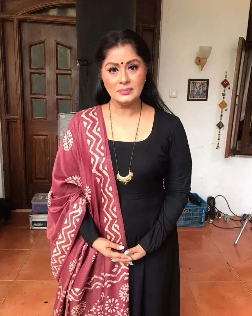 Sudha Chandran in black suit with pink dupatta Sudha Chandran in black suit with pink dupatta - indian celebrities having diabetes