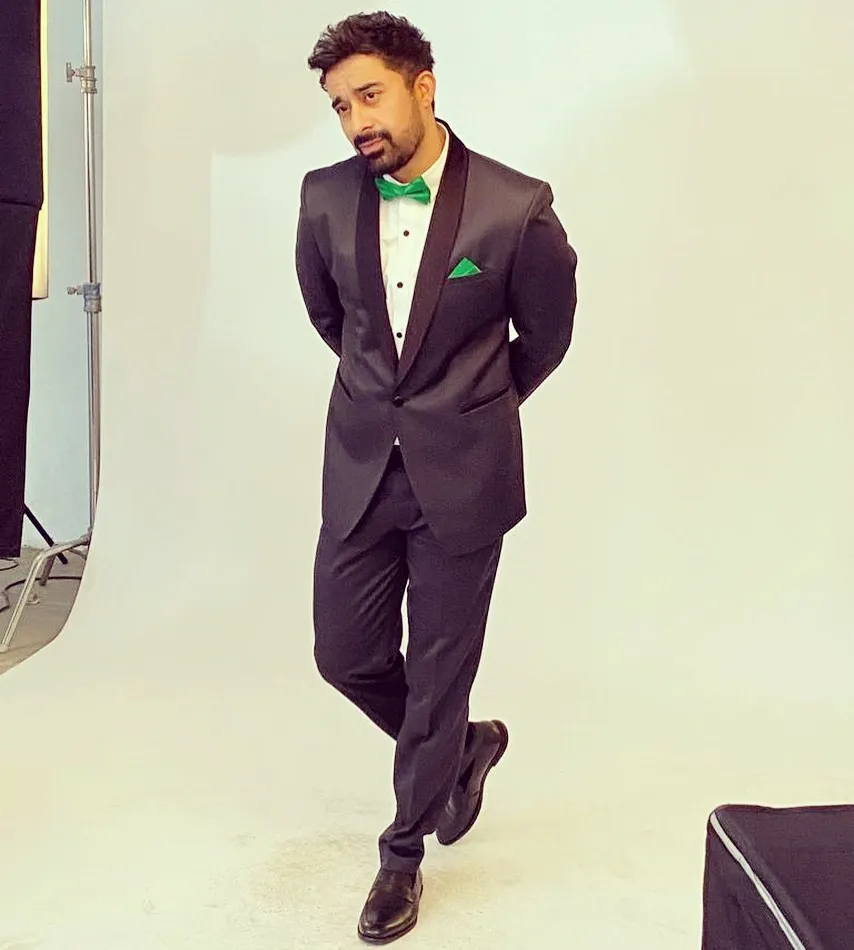 Rannvijay Singha in purple suit with white shirt and green bow tie posing for camera Rannvijay Singha in purple suit with white shirt and green bow tie posing for camera - most handsome tv actors indian 2022