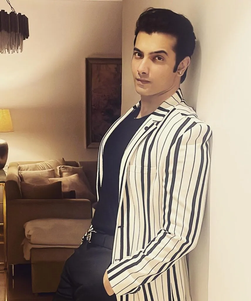 Sharad Malhotra in black pant and inner with black and white lining coat Sharad Malhotra in black pant and inner with black and white lining coat - most handsome tv actor
