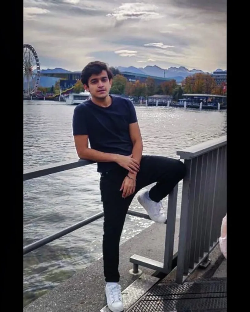 Pravisht Mishra in black t-shirt with black jeans and white sneakers posing for camera on a river bridge Pravisht Mishra in black t-shirt with black jeans and white sneakers posing for camera on a river bridge - most handsome tv actors indian 2022