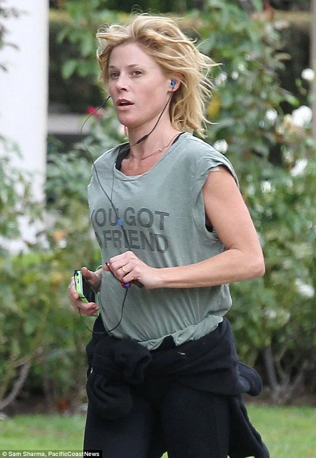 Julie Bowen in grey t-shirt and black track pant Julie Bowen in grey t-shirt and black track pant - hollywood actresses without makeup