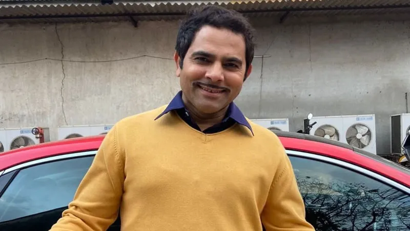 Dipesh Bhan in yellow sweater with blue shirt Dipesh Bhan in yellow sweater with blue shirt - bollywood celebrities who passed away in 2022