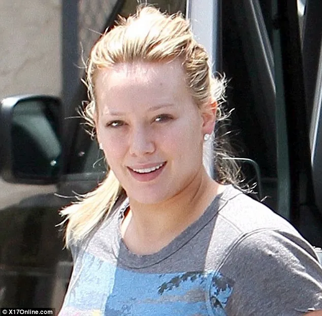 Hilary Duff in grey printed t-shirt with messy high ponytail Hilary Duff in grey printed t-shirt with messy high ponytail - Hollywood celebrities without makeup before and after