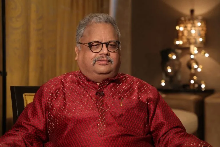 Rakesh Jhunjhunwala in maroon kurta with spectacles sitting on a chair Rakesh Jhunjhunwala in maroon kurta with spectacles sitting on a chair - bollywood celebrities who passed away in 2022