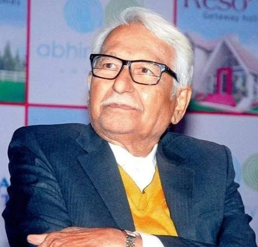 Ramesh Deo in blue coat with yellow sweater and spectacles Ramesh Deo in blue coat with yellow sweater and spectacles - indian actors who died in 2022