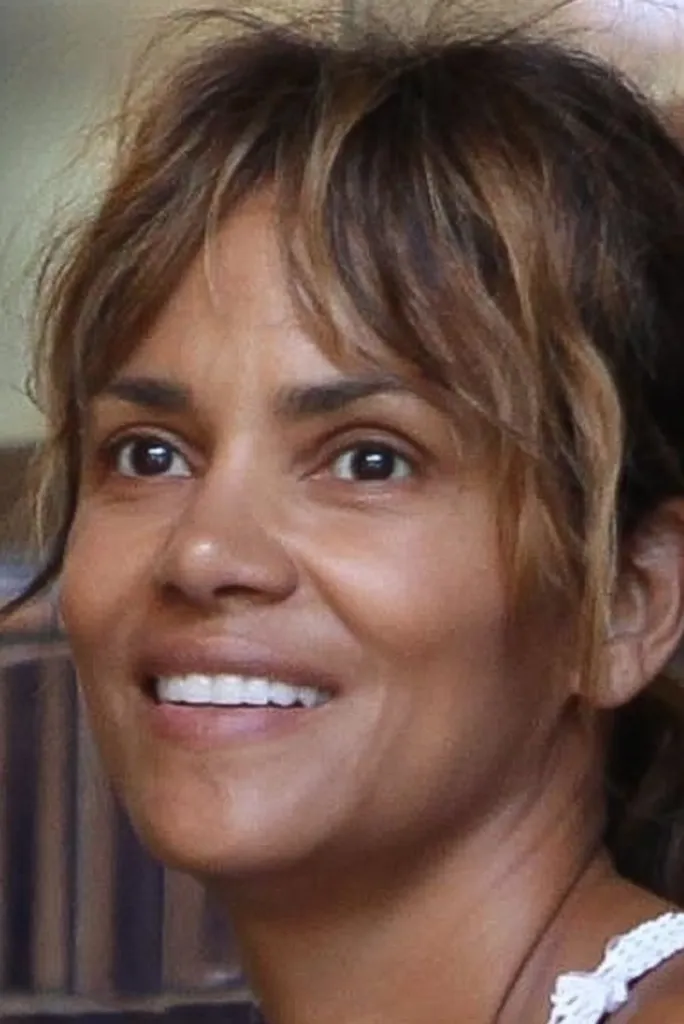 Smiling Halle Berry without makeup Smiling Halle Berry without makeup - hollywood actress without makeup photos