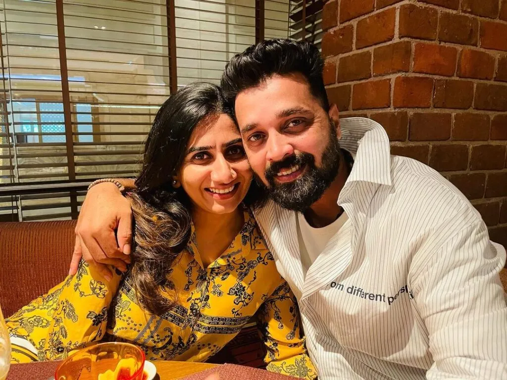 Murli Vijay and Nikita Vijay smiling and posing Murli Vijay and Nikita Vijay smiling and posing - wives of indian cricketers