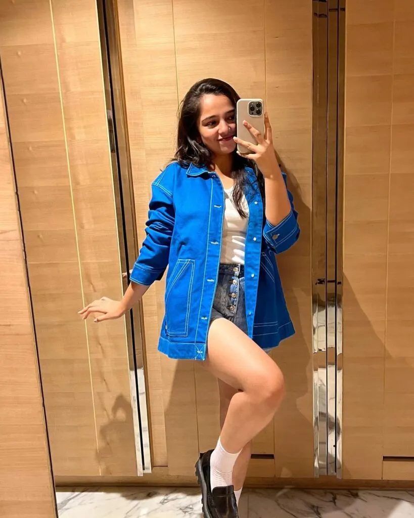 Ahsas Channa in denim shorts and blue shirt with white inner posing fir a selfie Ahsas Channa in denim shorts and blue shirt with white inner posing fir a selfie - bollywood actresses hairstyles 2022