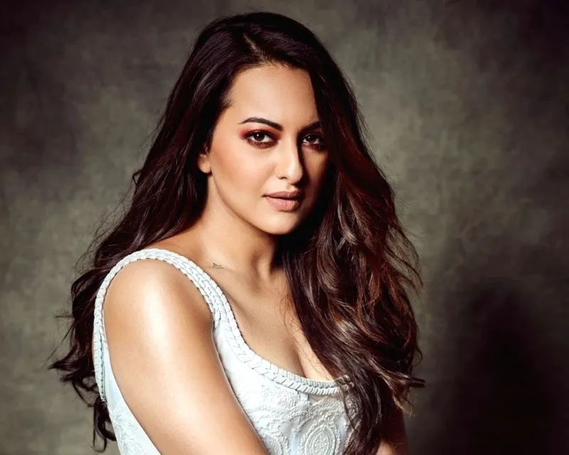 Sonakshi Sinha in white cut sleeves dress with open hair Sonakshi Sinha in white cut sleeves dress with open hair - bollywood actresses haircut