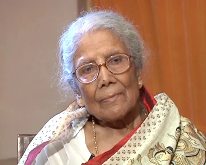 Sandhya Mukherjee wearing saree with spectacles siting on a chair Sandhya Mukherjee wearing saree with spectacles siting on a chair - recent celebrity deaths 2022 list