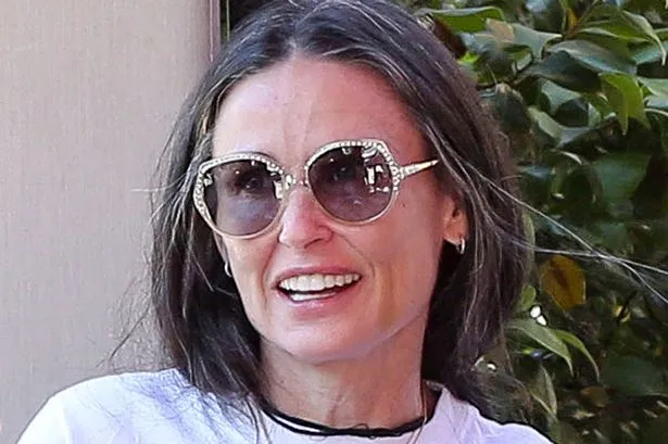 Demi Moore in white top with sun glasses in no makeup look Demi Moore in white top with sun glasses in no makeup look - celebrities without makeup 2022