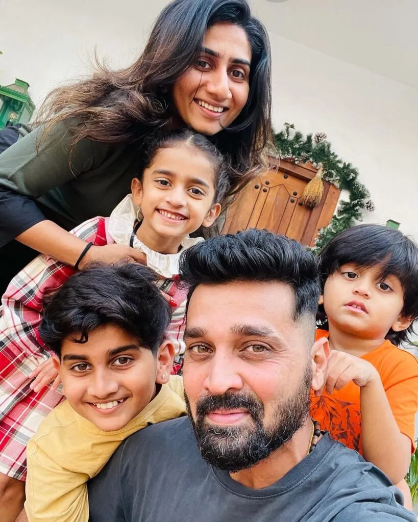 How Murali Vijay Came Closer to Dinesh Karthik's Wife? Hate Story? 4 How Murali Vijay Came Closer to Dinesh Karthik's Wife? Hate Story? 2